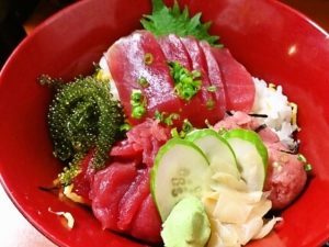 漁港内市場　絶品まぐろづくし丼！